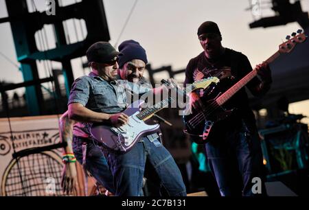 Michael Franti et Spearhead se sont performances au San Diego Street Scene Music Festival 2008 à San Diego. Crédit : Jared Milgrim/accès photo Banque D'Images