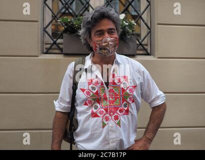 Milan, Italie. 15 juillet 2020. Kean Etro pose pour les photographes après le premier défilé de mode à Milan après Covid 19. Une journée historique pour la mode italienne avec le premier spectacle de mode réel et important après le verrouillage, lors de la première édition de la semaine de la mode numérique de Milan. (Photo de Luca Ponti/Pacific Press) crédit: Agence de presse du Pacifique/Alay Live News Banque D'Images