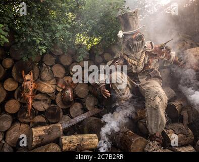 Un stalker cyborg futuriste. Photographie d'art dans le style steampunk. Banque D'Images