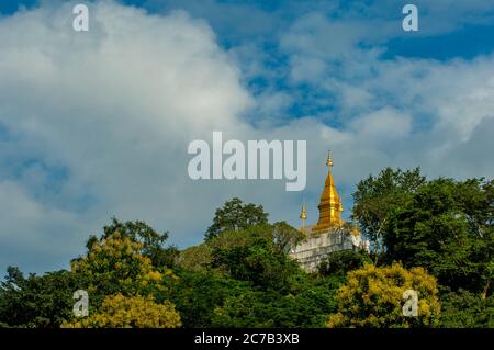 Vue de Vat Mai de la stupa dorée de Wat Chom si sur le sommet du Mont Phou si à Luang Prabang dans le centre du Laos. Banque D'Images