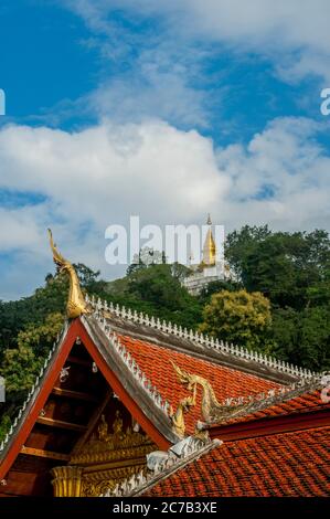 Vue de Vat Mai de la stupa dorée de Wat Chom si sur le sommet du Mont Phou si à Luang Prabang dans le centre du Laos. Banque D'Images