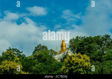 Vue de Vat Mai de la stupa dorée de Wat Chom si sur le sommet du Mont Phou si à Luang Prabang dans le centre du Laos. Banque D'Images