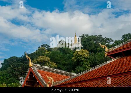 Vue de Vat Mai de la stupa dorée de Wat Chom si sur le sommet du Mont Phou si à Luang Prabang dans le centre du Laos. Banque D'Images