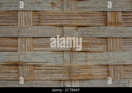 Détail d'un mur de bambou tissé d'une hutte dans un petit village dans le pays de la colline près de Luang Prabang dans le centre du Laos. Banque D'Images