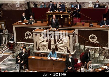 (200716) -- PARIS, le 16 juillet 2020 (Xinhua) -- le Premier ministre français Jean Castex présente les politiques générales du nouveau cabinet au cours des deux prochaines années à l'Assemblée nationale à Paris, France, le 15 juillet 2020. Le nouveau cabinet du président français Emmanuel Macron, dirigé par le Premier ministre Jean Castex, a remporté à une large majorité le vote de confiance de la Chambre basse du Parlement. S'engageant à « maintenir les impôts qui maintiennent les capacités productives des entreprises », le Premier ministre a annoncé une aide financière de 100 milliards d'euros (114 milliards de dollars américains) pour aider l'économie à se redresser. (Photo de Jack Chan/Xin Banque D'Images