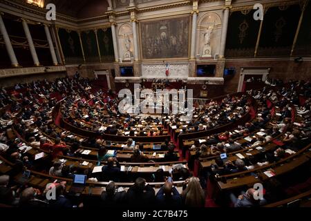 (200716) -- PARIS, le 16 juillet 2020 (Xinhua) -- le Premier ministre français Jean Castex présente les politiques générales du nouveau cabinet au cours des deux prochaines années à l'Assemblée nationale à Paris, France, le 15 juillet 2020. Le nouveau cabinet du président français Emmanuel Macron, dirigé par le Premier ministre Jean Castex, a remporté à une large majorité le vote de confiance de la Chambre basse du Parlement. S'engageant à « maintenir les impôts qui maintiennent les capacités productives des entreprises », le Premier ministre a annoncé une aide financière de 100 milliards d'euros (114 milliards de dollars américains) pour aider l'économie à se redresser. (Photo de Jack Chan/Xin Banque D'Images