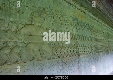 La sculpture de l'ournissement de l'océan de lait avec Apsaras (esprit femelle des nuages et des eaux) au-dessus dans la galerie est de la structure centrale Banque D'Images