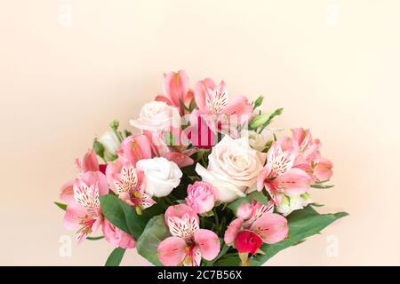Magnifique bouquet de fleurs de rose et d'alstroemeria sur fond clair. Concept de carte de vœux. Composition floristique élégante. Banque D'Images