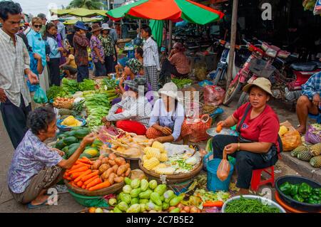 Les personnes qui vendent des produits sur le marché russe à Phnom Penh, la capitale du Cambodge. Banque D'Images