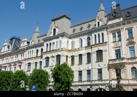 Immeuble d'appartements avec un toit en mansarde dans le quartier Art Nouveau. À Riga, en Lettonie. Banque D'Images