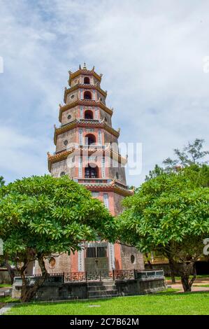 La Pagode de sept étages de la Dame céleste (Thien Mu) (site classé au patrimoine mondial de l'UNESCO) est un temple historique de la ville de Hue, dans le centre du Vietnam. Banque D'Images