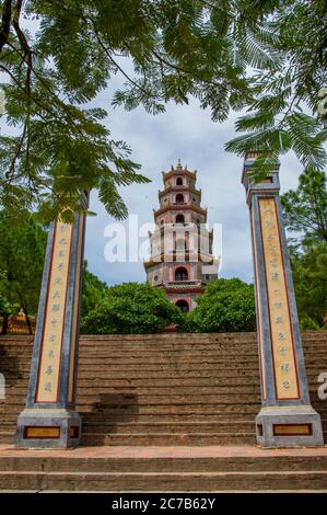 La Pagode de sept étages de la Dame céleste (Thien Mu) (site classé au patrimoine mondial de l'UNESCO) est un temple historique de la ville de Hue, dans le centre du Vietnam. Banque D'Images