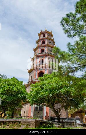 La Pagode de sept étages de la Dame céleste (Thien Mu) (site classé au patrimoine mondial de l'UNESCO) est un temple historique de la ville de Hue, dans le centre du Vietnam. Banque D'Images