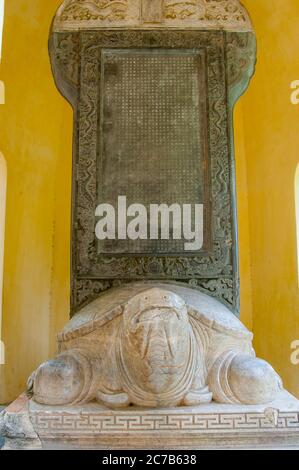 Une tortue avec une stèle de pierre à la Pagode de sept étages de la Dame céleste (Thien Mu) (site classé au patrimoine mondial de l'UNESCO) est un temple historique de la ville Banque D'Images