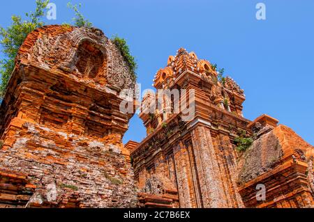 La tour Cham est en ruines le long de la rivière Kon, près de la ville de Qui Nhon, dans le centre du Vietnam. Banque D'Images