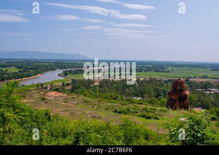 La tour Cham est en ruines le long de la rivière Kon, près de la ville de Qui Nhon, dans le centre du Vietnam. Banque D'Images