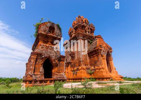 La tour Cham est en ruines le long de la rivière Kon, près de la ville de Qui Nhon, dans le centre du Vietnam. Banque D'Images