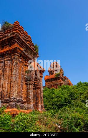 La tour Cham est en ruines le long de la rivière Kon, près de la ville de Qui Nhon, dans le centre du Vietnam. Banque D'Images