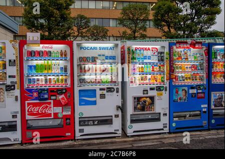 Distributeurs automatiques de boissons dans une rue à Tokyo, Japon. Banque D'Images