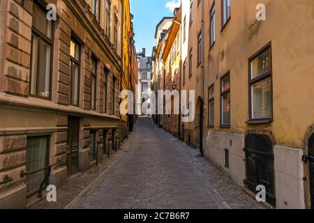 Vue sur l'un des célèbres chemins de rue traditionnels et pavés dans le centre, vieux quartier de la ville. À Stockholm, Suède. Banque D'Images