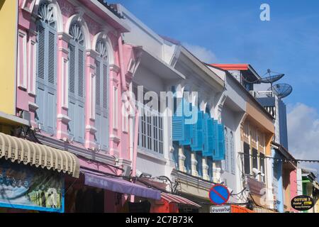 Boutiques chinoises-portugaises traditionnelles colorées dans Thalang Road dans la vieille ville (Chinatown) de Phuket Town (Phuket City), Phuket, Thaïlande Banque D'Images