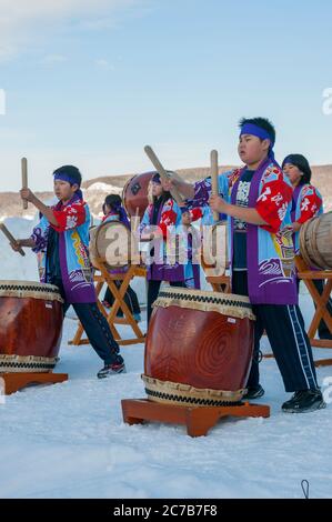 Des élèves du secondaire qui exécutent un spectacle de tambours Taiko à Utoro, péninsule de Shiretoko, sur l'île Hokkaido, au Japon. Banque D'Images