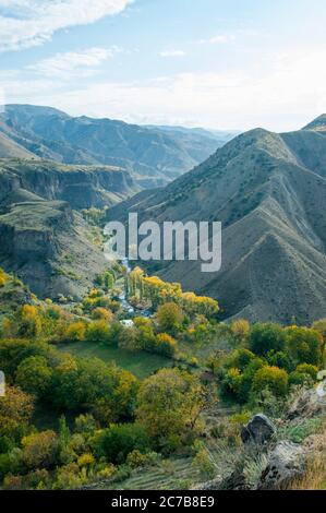 Vue sur la vallée depuis le temple de Garni, seul bâtiment gréco-romain à colonnades près d'Erevan, Arménie. Banque D'Images