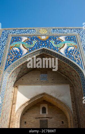Détail du tillwork coloré au Nodir Devon Begi Madrasasi à Boukhara, Ouzbékistan. Banque D'Images