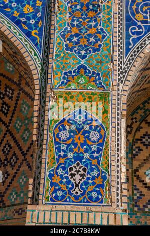 Détail du tillwork coloré au Nodir Devon Begi Madrasasi à Boukhara, Ouzbékistan. Banque D'Images