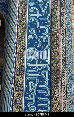 Détail du tillwork coloré au Nodir Devon Begi Madrasasi à Boukhara, Ouzbékistan. Banque D'Images
