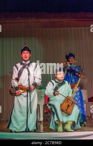 Chanteur mongol de gorge accompagné d'un musicien jouant le Morin Khuur, également connu sous le nom de violon à cheval, un traditionnel mongol à oranger Banque D'Images