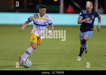 Orlando, Floride, États-Unis. 15 juillet 2020: San Jose tremblements de terre avant CRISTIAN ESPINOZA (10) établit une pièce pendant le tournoi MLS is Back San Jose tremblements de terre vs Vancouver Whitecaps match à ESPN Wide World of Sports Complex à Orlando, FL le 15 juillet 2020. Crédit : Cory Knowlton/ZUMA Wire/Alay Live News Banque D'Images