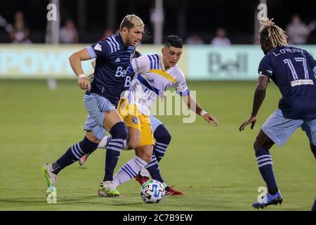 Orlando, Floride, États-Unis. 15 juillet 2020: Le milieu de terrain de Vancouver Whitecaps DAVID MILINKOVIC (7) rivalise pour le ballon contre les tremblements de terre de San Jose vers l'avant CRISTIAN ESPINOZA (10) pendant le tournoi MLS is Back les tremblements de terre de San Jose contre le match de Vancouver Whitecaps à ESPN Wide World of Sports Complex à Orlando, FL le 15 juillet 2020. Crédit : Cory Knowlton/ZUMA Wire/Alay Live News Banque D'Images