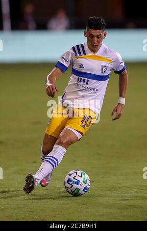 Orlando, Floride, États-Unis. 15 juillet 2020: San Jose tremblements de terre avant CRISTIAN ESPINOZA (10) établit une pièce pendant le tournoi MLS is Back San Jose tremblements de terre vs Vancouver Whitecaps match à ESPN Wide World of Sports Complex à Orlando, FL le 15 juillet 2020. Crédit : Cory Knowlton/ZUMA Wire/Alay Live News Banque D'Images