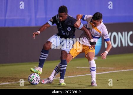 Orlando, Floride, États-Unis. 15 juillet 2020: Vancouver Whitecaps Forward CRISTIAN DAJOME (11) combats pour le ballon contre San Jose tremblements de terre Forward CRISTIAN ESPINOZA (10) pendant le tournoi MLS is Back tremblements de terre San Jose vs Vancouver Whitecaps match à ESPN Wide World of Sports Complex à Orlando, FL le 15 juillet 2020. Crédit : Cory Knowlton/ZUMA Wire/Alay Live News Banque D'Images