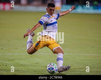 Orlando, Floride, États-Unis. 15 juillet 2020: San Jose tremblements de terre en avant CRISTIAN ESPINOZA (10) fore un passage pendant le tournoi MLS is Back San Jose tremblements de terre vs Vancouver Whitecaps match à ESPN Wide World of Sports Complex à Orlando, FL le 15 juillet 2020. Crédit : Cory Knowlton/ZUMA Wire/Alay Live News Banque D'Images