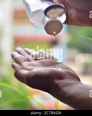 Femme appliquant un désinfectant pour les mains, se lavant les mains avec du gel d'alcool ou un désinfectant antibactérien pour le savon pour aider à protéger contre le covid-19 Banque D'Images