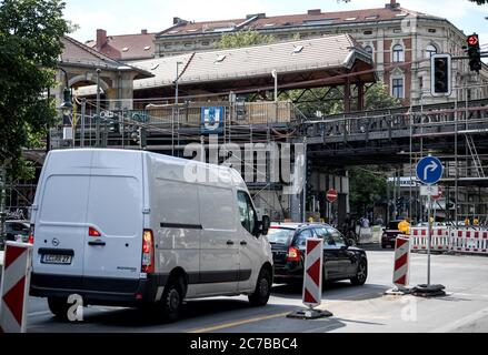 Berlin, Allemagne. 14 juillet 2020. Vue sur le chantier de construction de la station de métro Schlesisches Tor. À la ligne de chemin de fer surélevée U1/U3, 2,220 mètres de rails et 3,130 traverses sont renouvelés et 2,300 tonnes de lest sont éliminées. Credit: Britta Pedersen/dpa-Zentralbild/ZB/dpa/Alay Live News Banque D'Images