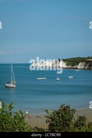 Belle journée estivale avec une vue impressionnante sur Old Harry Rocks, Angleterre Banque D'Images