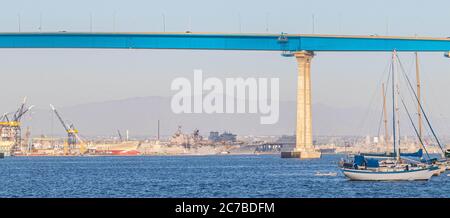 San Diego, Californie, États-Unis. 15 juillet 2020 : les suites de l'incendie sur l'USS Bonhomme Richard (LHD-6), un navire amphibie de la marine d'assaut à San Diego, Californie, le mercredi 15 juillet 2020. Le feu a commencé le dimanche 12 juillet et a maintenant été surtout contenu. Un navire applique toujours un tuyau d'eau à l'USS Bonhomme Richard. Le navire présente de graves brûlures et s'incline. Crédit : Rishi Deka/ZUMA Wire/Alay Live News Banque D'Images