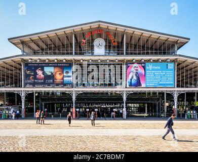 Vue de face de la façade avec horloge et panneau de la Grande Halle de la Villette à Paris, un ancien abattoir transformé en centre culturel. Banque D'Images