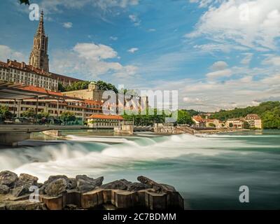 Photo à long terme, à angle bas, d'une rivière à écoulement rapide et d'un bâtiment du Parlement à Berne, capitale de la Suisse. Banque D'Images