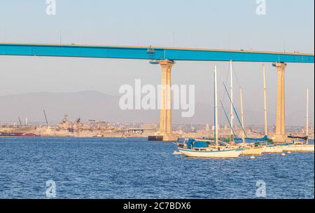 San Diego, Californie, États-Unis. 15 juillet 2020 : les suites de l'incendie sur l'USS Bonhomme Richard (LHD-6), un navire amphibie de la marine d'assaut à San Diego, Californie, le mercredi 15 juillet 2020. Le feu a commencé le dimanche 12 juillet et a maintenant été surtout contenu. Un navire applique toujours un tuyau d'eau à l'USS Bonhomme Richard. Le navire présente de graves brûlures et s'incline. Crédit : Rishi Deka/ZUMA Wire/Alay Live News Banque D'Images