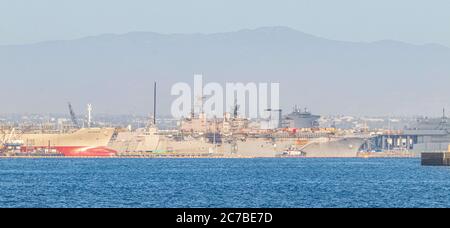 San Diego, Californie, États-Unis. 15 juillet 2020 : les suites de l'incendie sur l'USS Bonhomme Richard (LHD-6), un navire amphibie de la marine d'assaut à San Diego, Californie, le mercredi 15 juillet 2020. Le feu a commencé le dimanche 12 juillet et a maintenant été surtout contenu. Un navire applique toujours un tuyau d'eau à l'USS Bonhomme Richard. Le navire présente de graves brûlures et s'incline. Crédit : Rishi Deka/ZUMA Wire/Alay Live News Banque D'Images