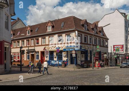 Vue sur une rue avec quelques bars dans le quartier rouge du quartier de Hambourg de Saint Pauli Banque D'Images