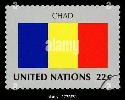 TCHAD - timbre de poste du drapeau national du Tchad, série des Nations Unies, vers 1984. Isolé sur fond noir. Banque D'Images