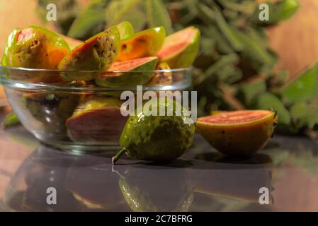 Fruits de goyave en deux. La goyave est le fruit de la goyave, un arbre de l'espèce Psidium guajava, de la famille des Myrtaceae, originaire d'Amérique tropicale. Banque D'Images