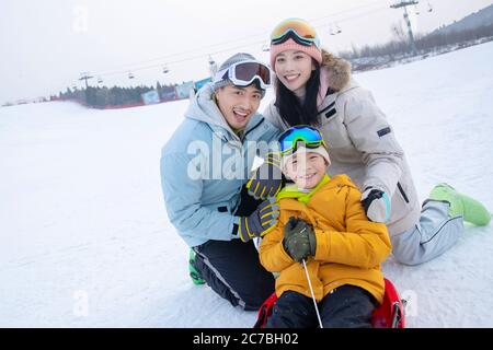 Fils de parents et assis dans le skate de ski Banque D'Images