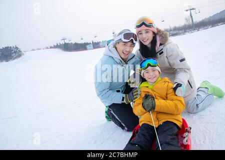 Fils de parents et assis dans le skate de ski Banque D'Images