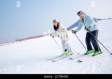 Jeunes couples heureux dans la station de ski Banque D'Images